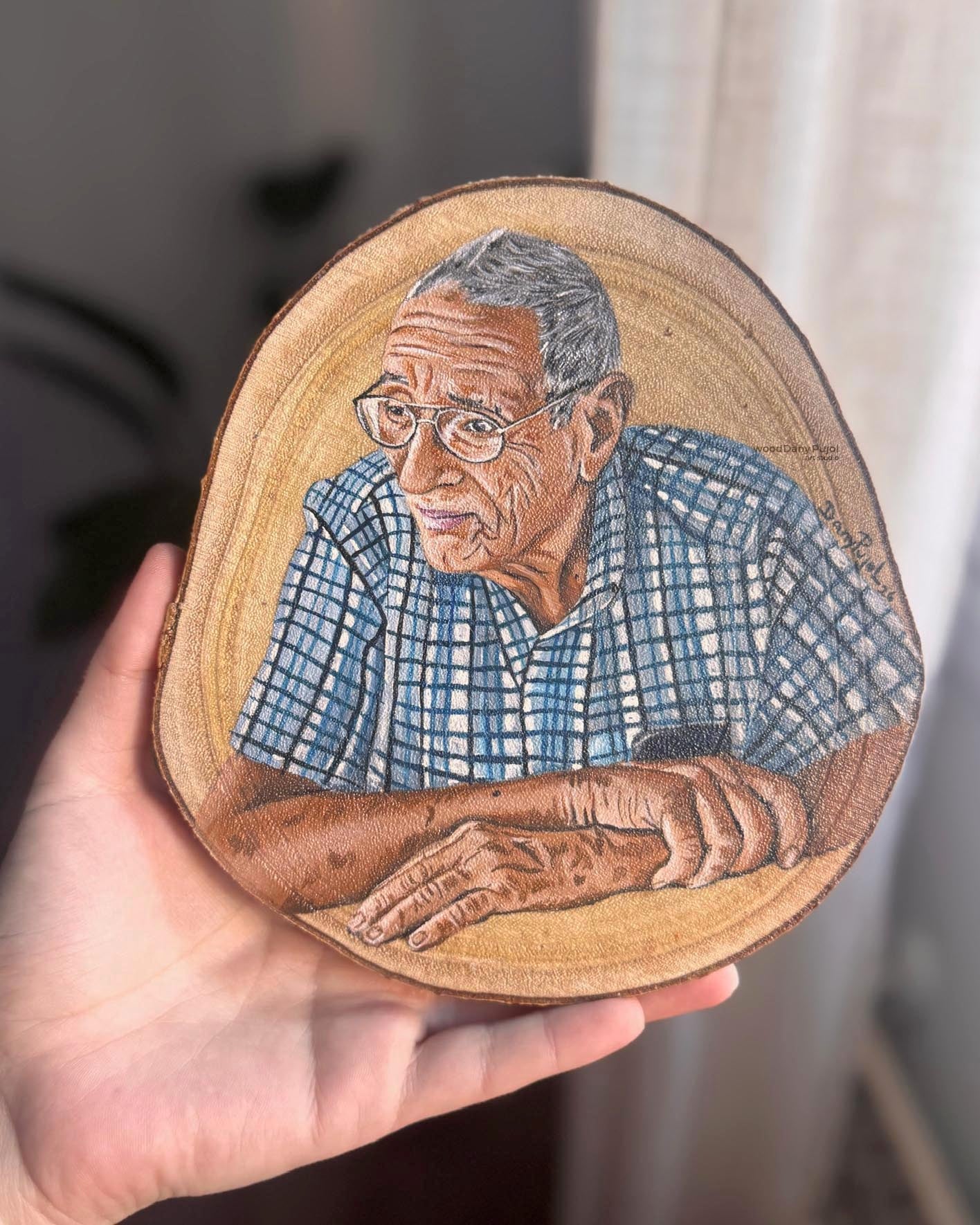 retrato conmemorativo a persona fallecida pintado a mano sobre madera WoodDany