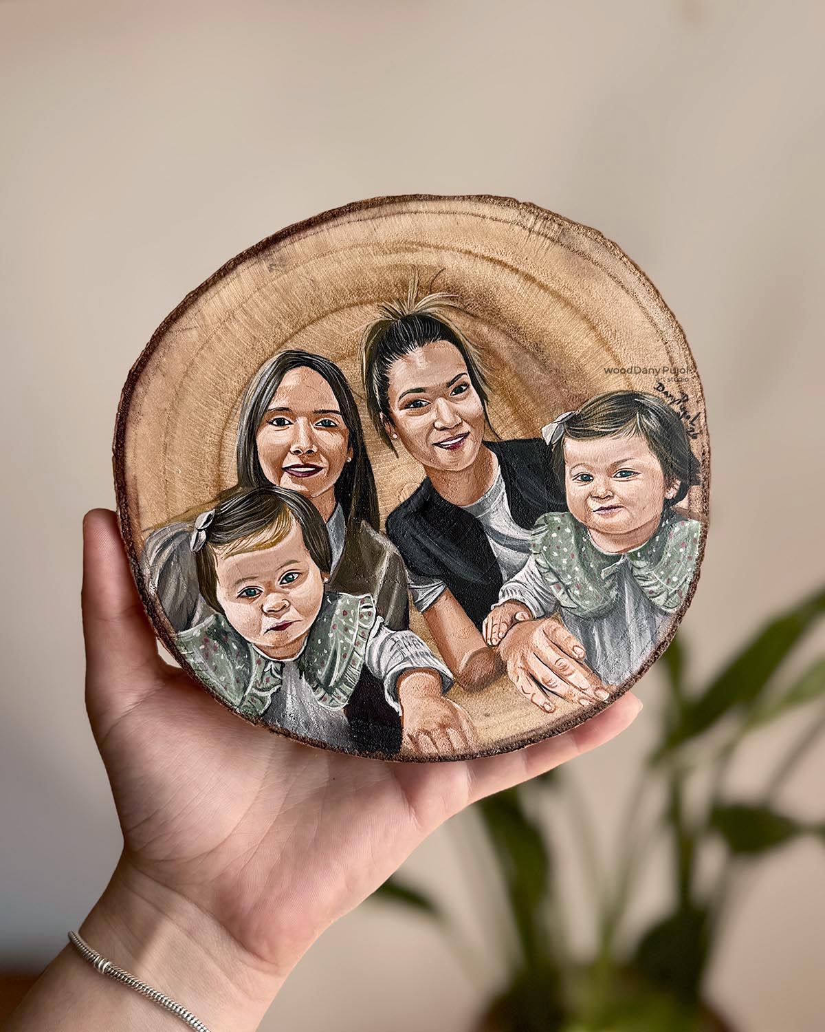 Retrato familiar pintado a mano sobre rodaja de madera pequeña WoodDany