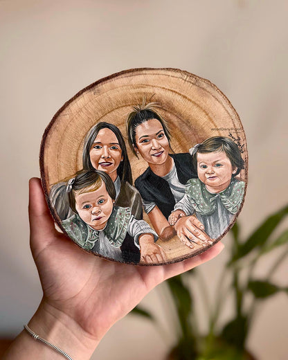 Retrato familiar pintado a mano sobre rodaja de madera pequeña WoodDany