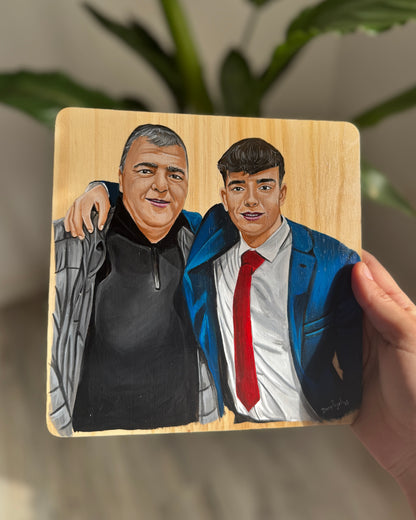 Tabla de madera con retrato de graduación pintado a mano desde varias fotos, WoodDan