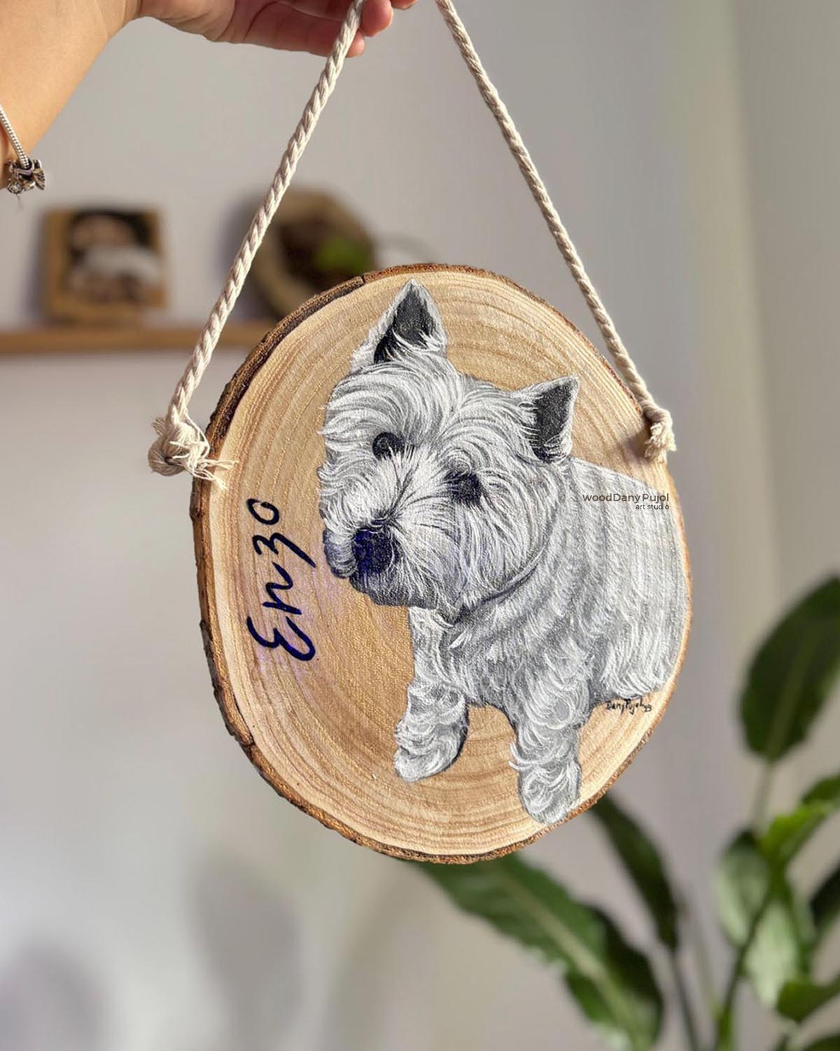 Retrato de perro pintado a mano sobre rodaja de madera natural con cordel, WoodDany