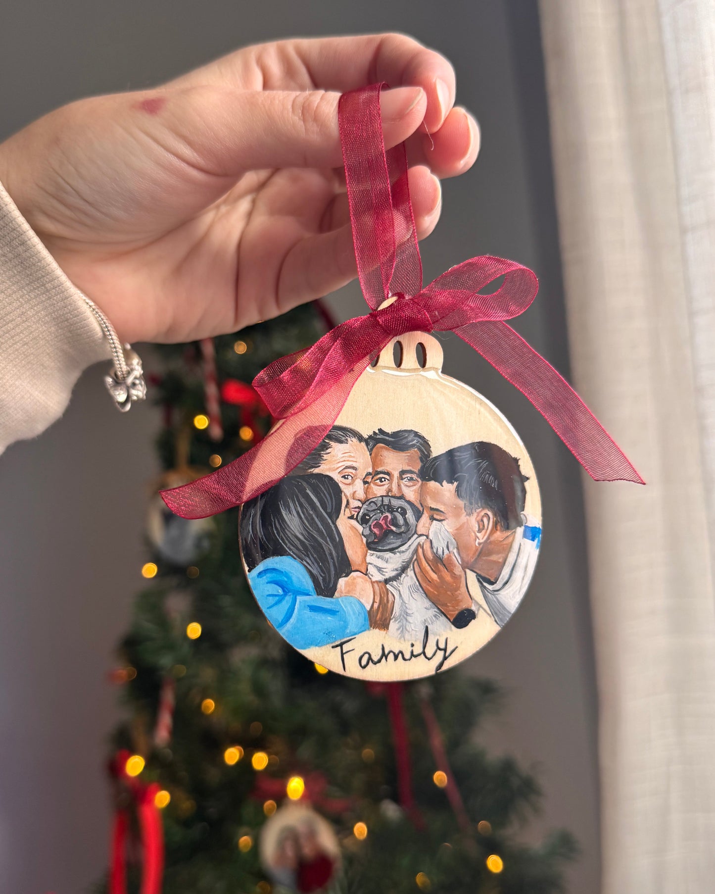 Bola navideña personalizada pintada a mano sobre madera