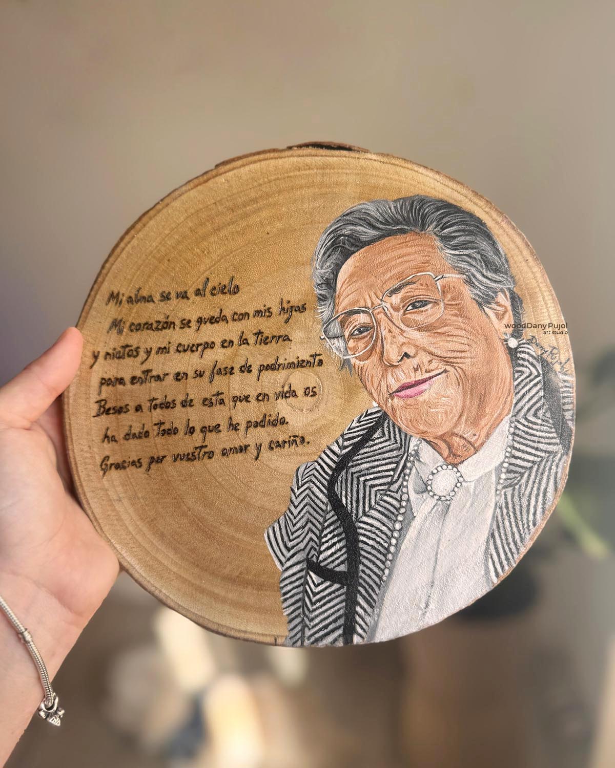 retrato de abuela fallecida pintada a mano sobre madera con frase grabada WodDany