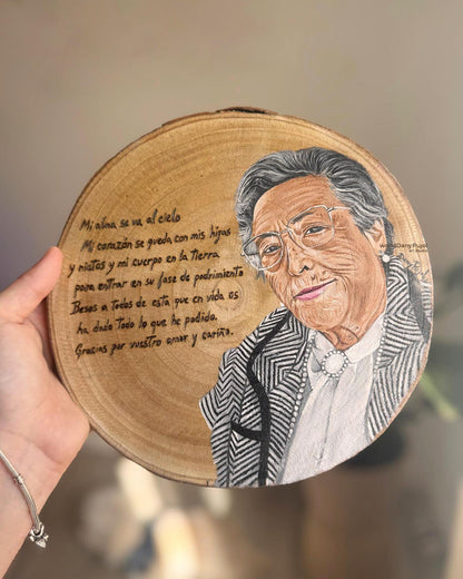 retrato de abuela fallecida pintada a mano sobre madera con frase grabada WodDany