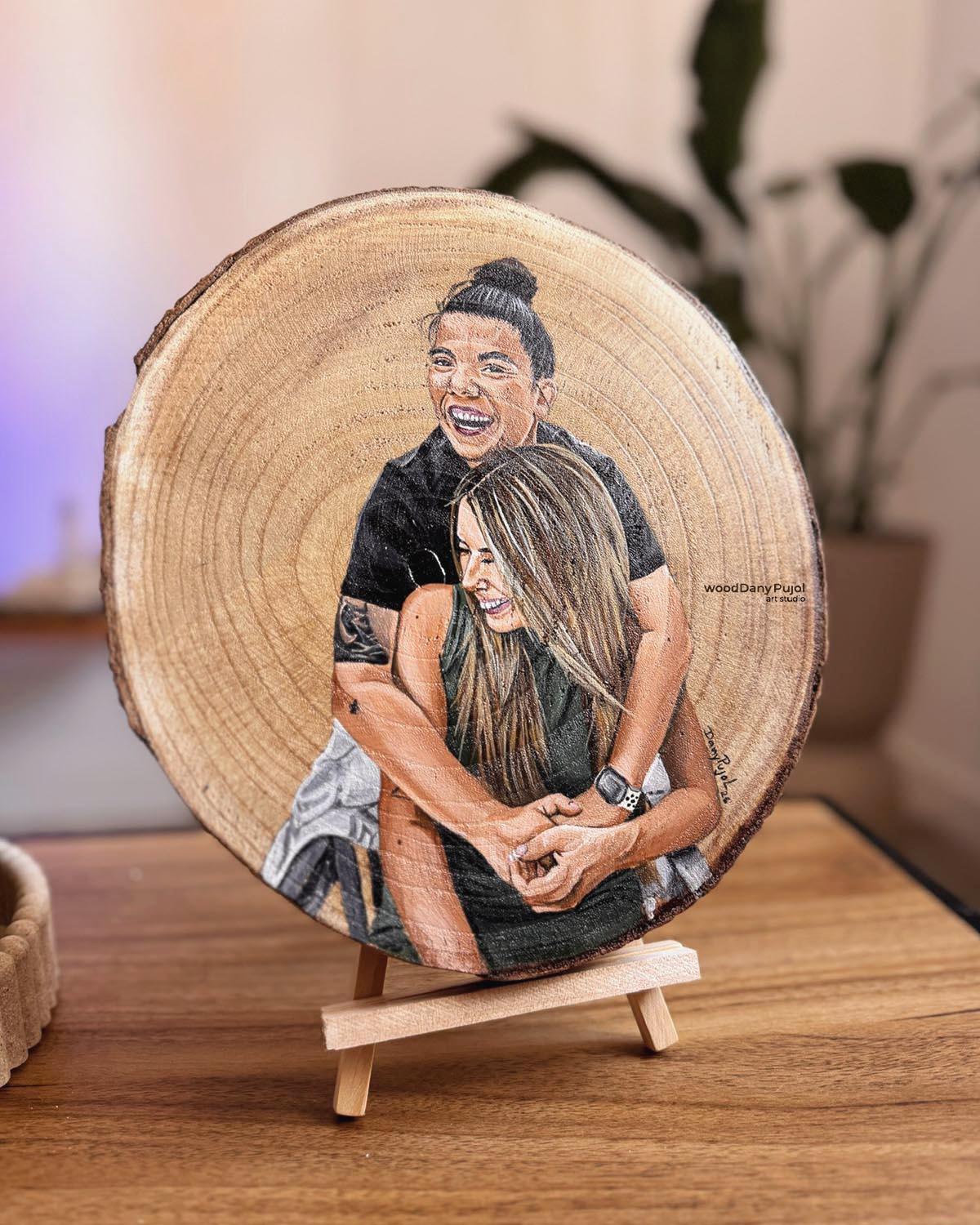 Foto de Chicas pintada a mano sobre rodaja de madera WoodDany 