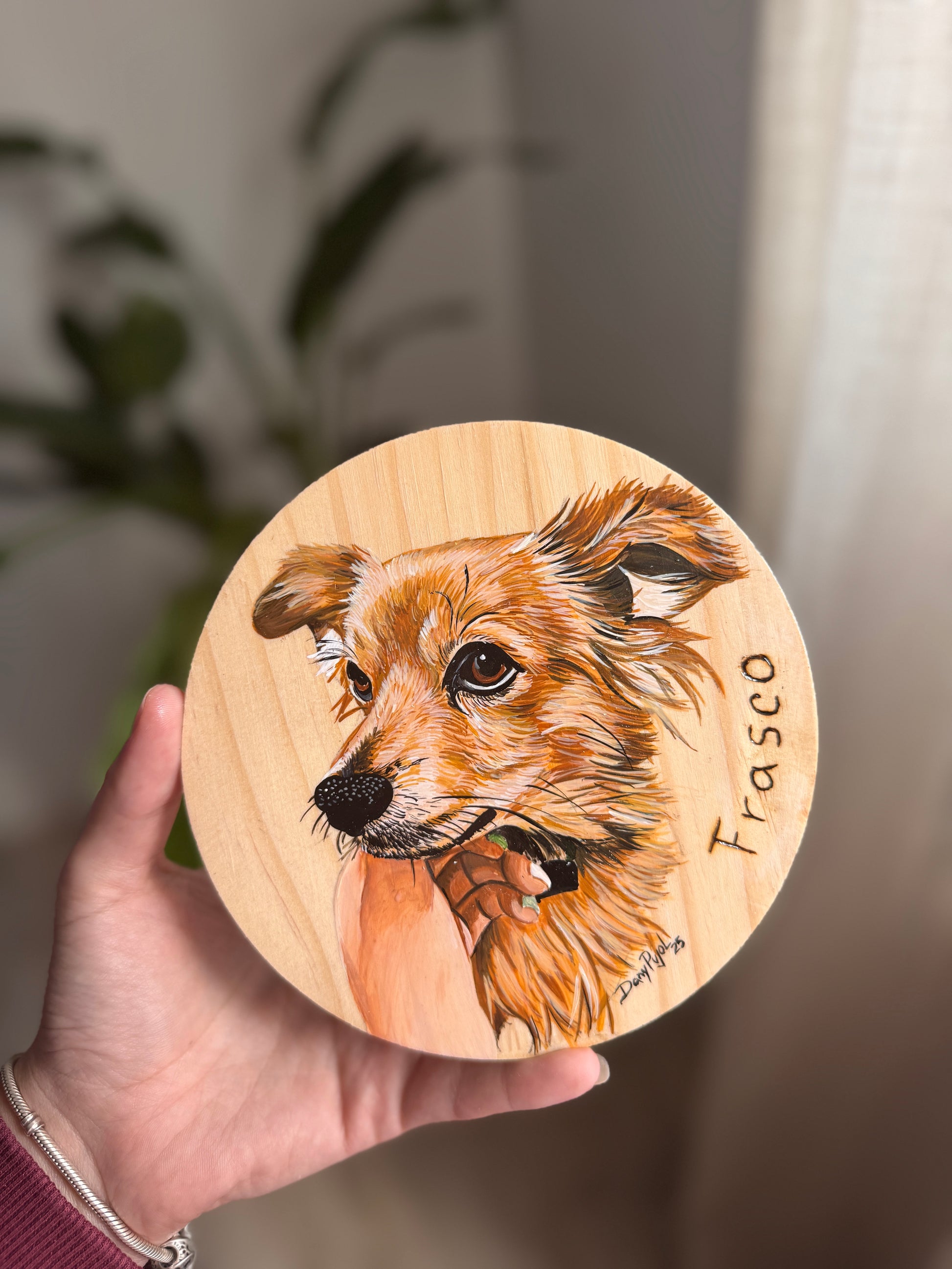 ilustracion personalizada de mascota pintada sobre tabla redonda de madera