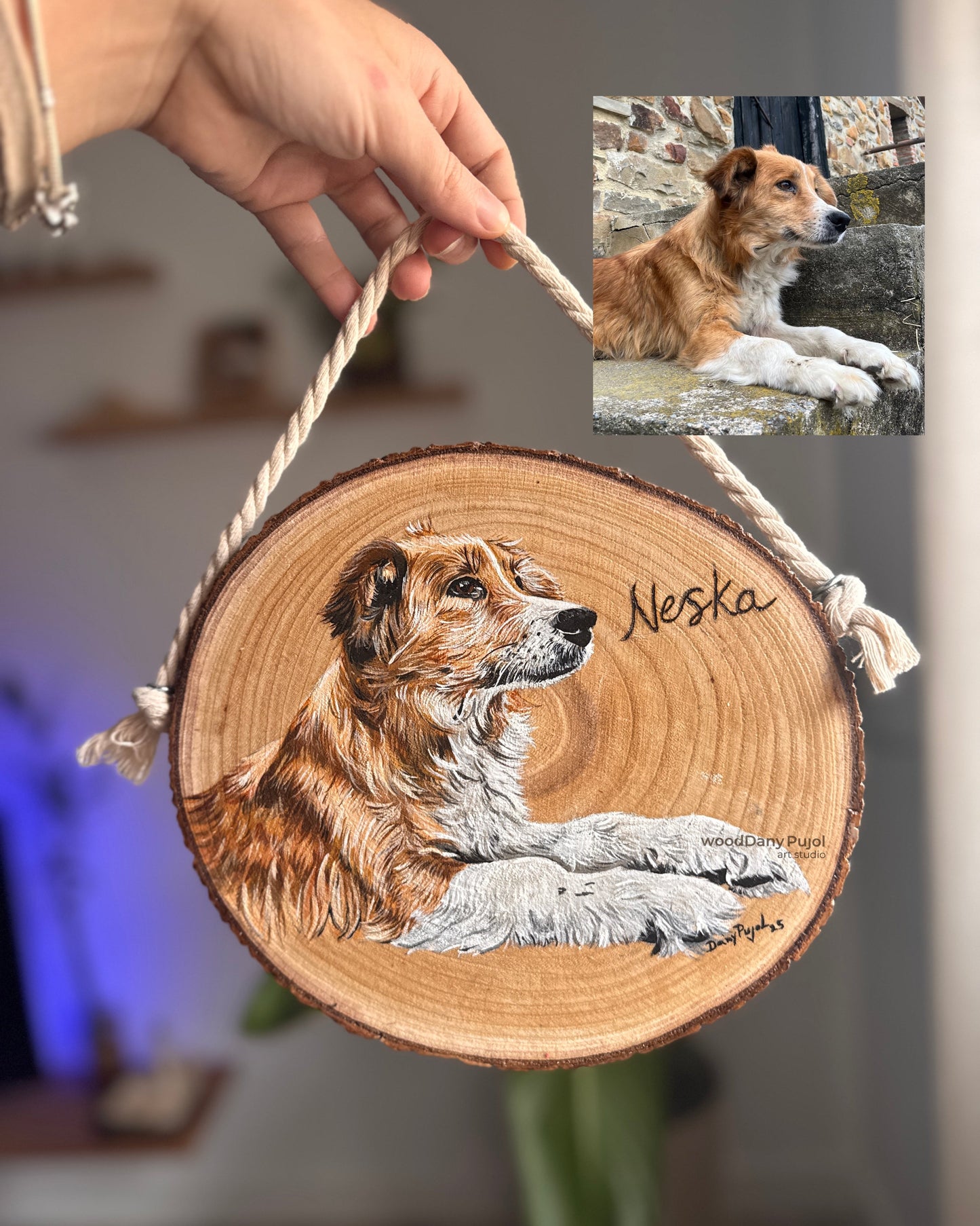 Comparación entre foto original y retrato personalizado pintado a mano sobre madera por Dany Pujol