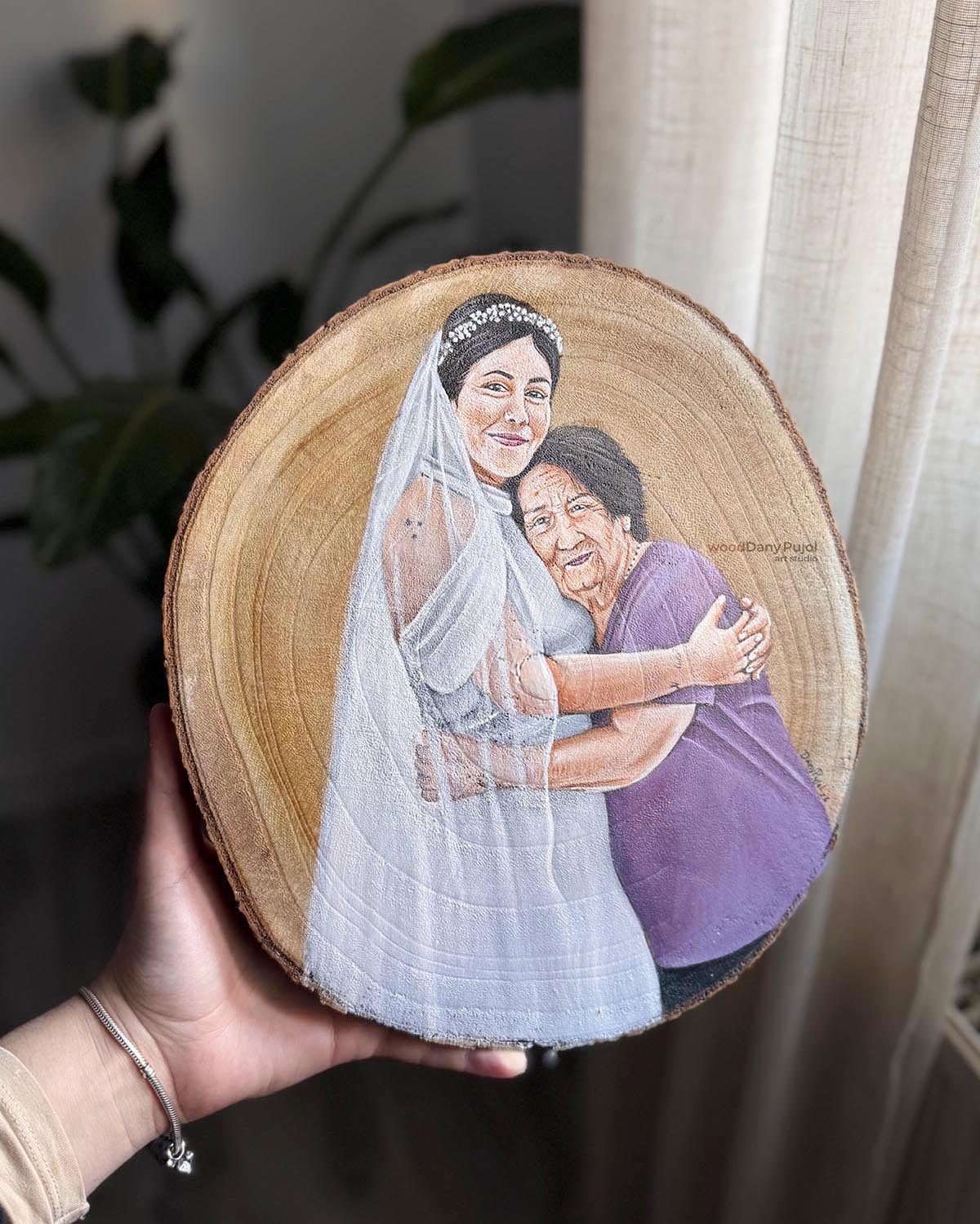 retrato de abuela y nieta pintado a traves de composición de dos fotos sobre rodaja de madera natura, woodDany