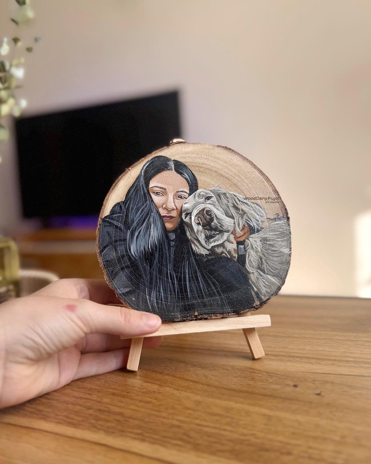 Retrato chica y su perro pintado a mano sobre madera a traves de una foto Wooddany