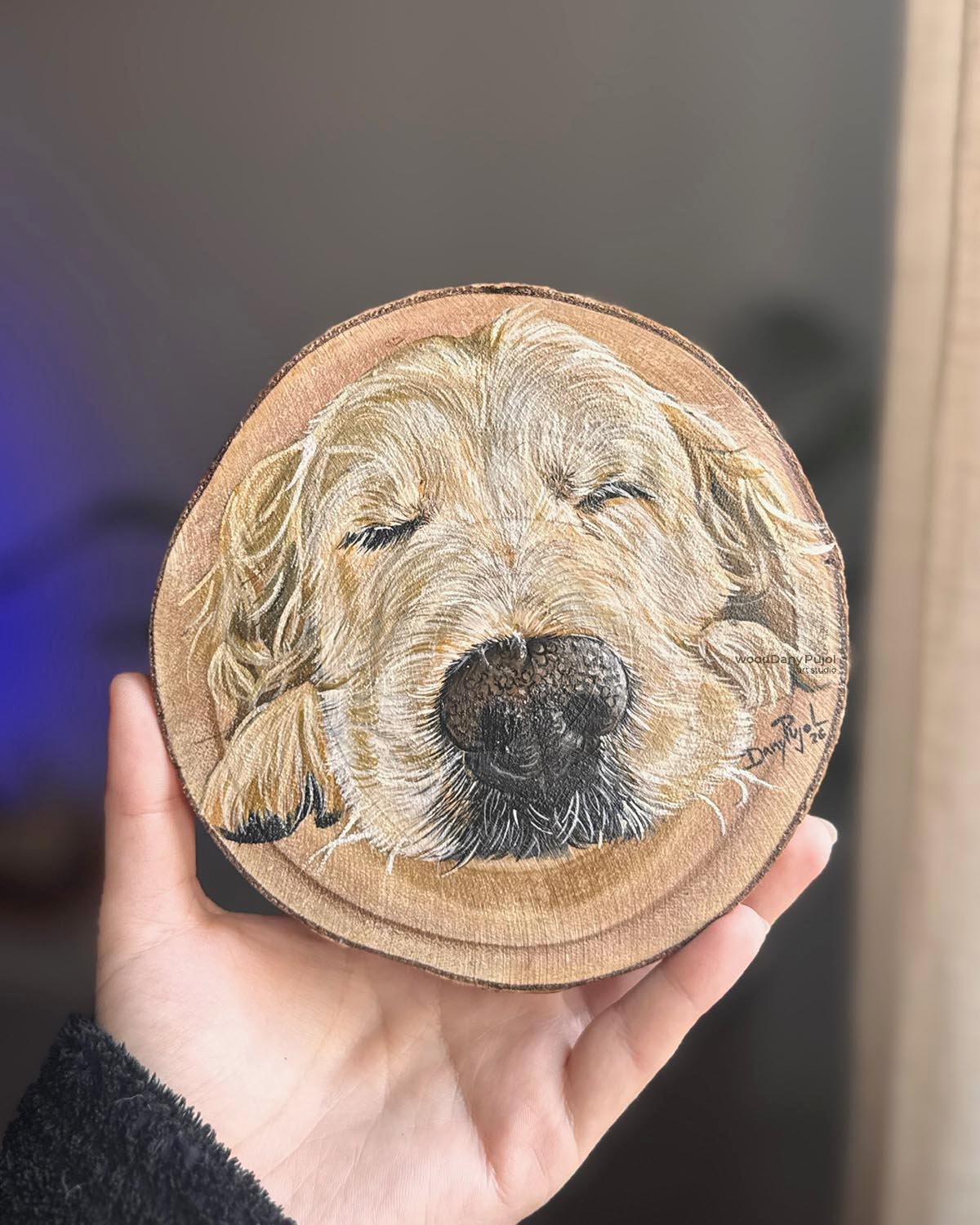 Retrato de mascota pintado a mano sobre rodaja de madera natural, WoodDany