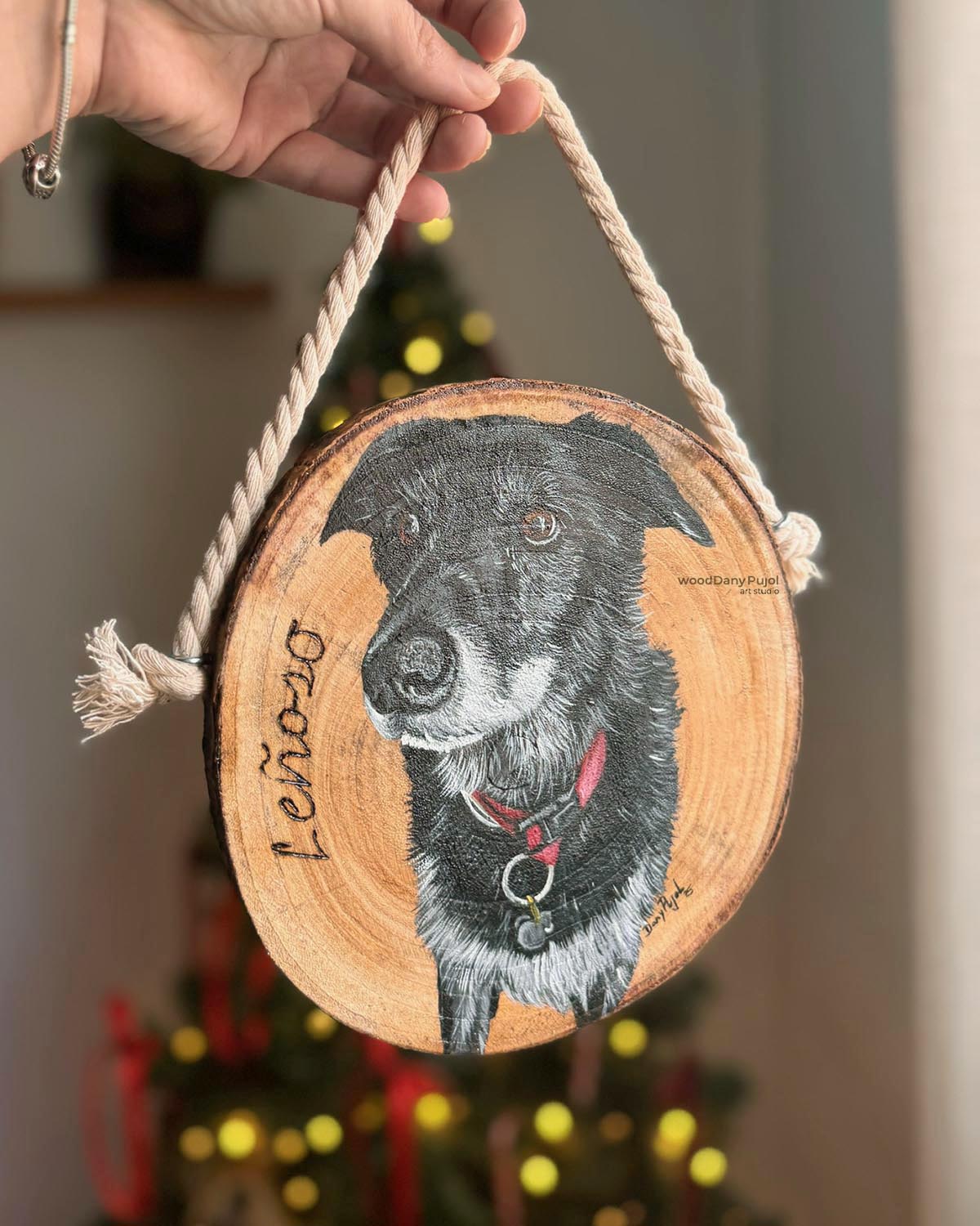 Rodaja de madera con retrato de mascota pintado a mano a partir de una foto, WoodDany