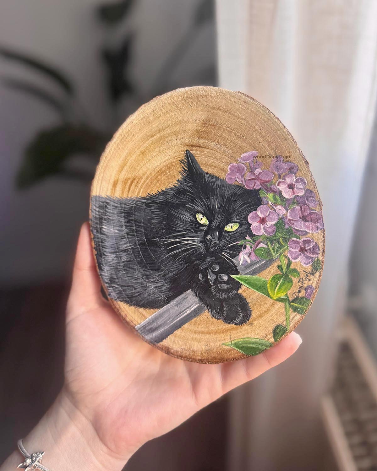 Retrato de mascota pintado a mano sobre madera natural por la artista Dany Pujol