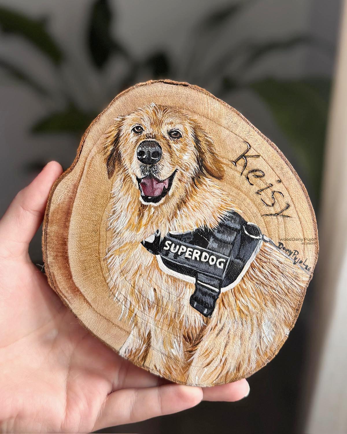 Detalle de retrato de mascota pintado a mano sobre rodaja de madera, WoodDany