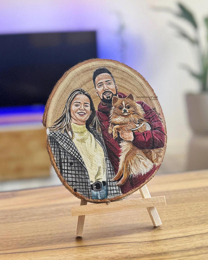 Retrato de pareja con perro pintado a mano sobre rodaja de madera WoodDany