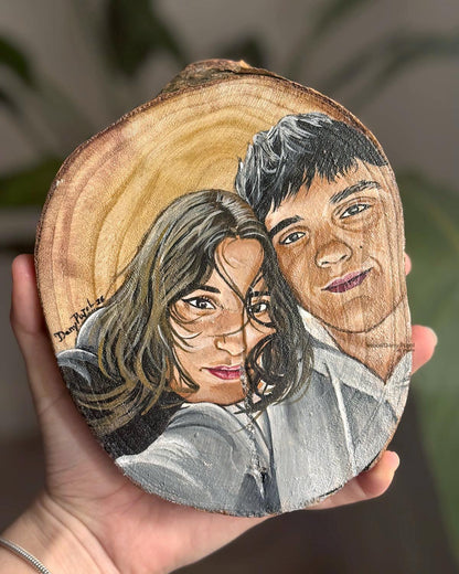Retrato de pareja pintado a mano sobre rodaja de madera WooddDany