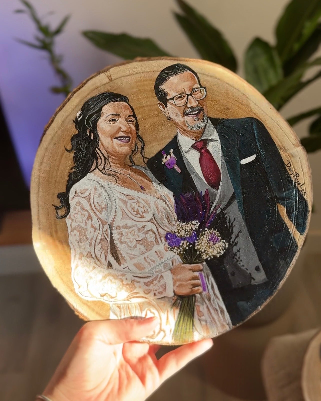Retrato personalizado de boda pintado a mano sobre rodaja de madera por la artista Dany Pujol
