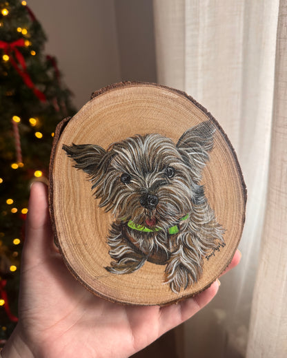 Retrato de mascota pintado a mano sobre rodaja de madera por la artista Dany Pujol

