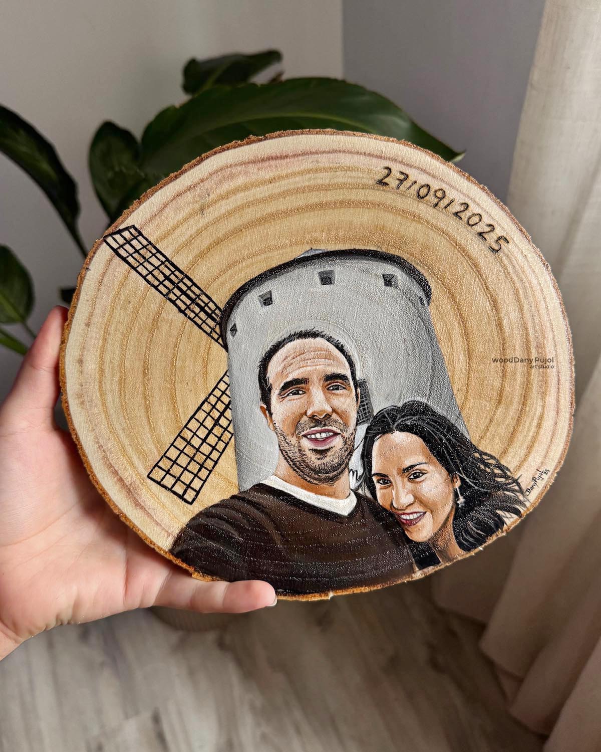 Retrato personalizado sobre rodaja de madera pintado a mano por la artista Dany Pujol