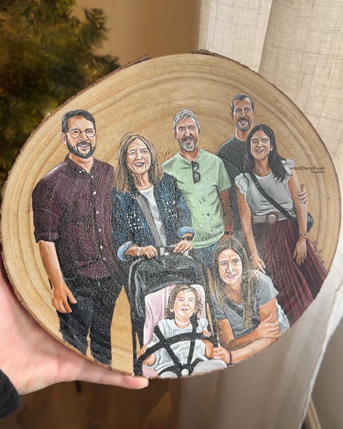 Detalle de retrato personalizado pintado a mano sobre rodaja de madera, WoodDany