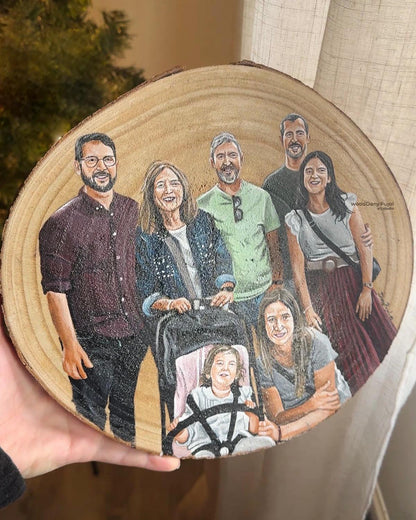 Detalle de retrato personalizado pintado a mano sobre rodaja de madera, WoodDany