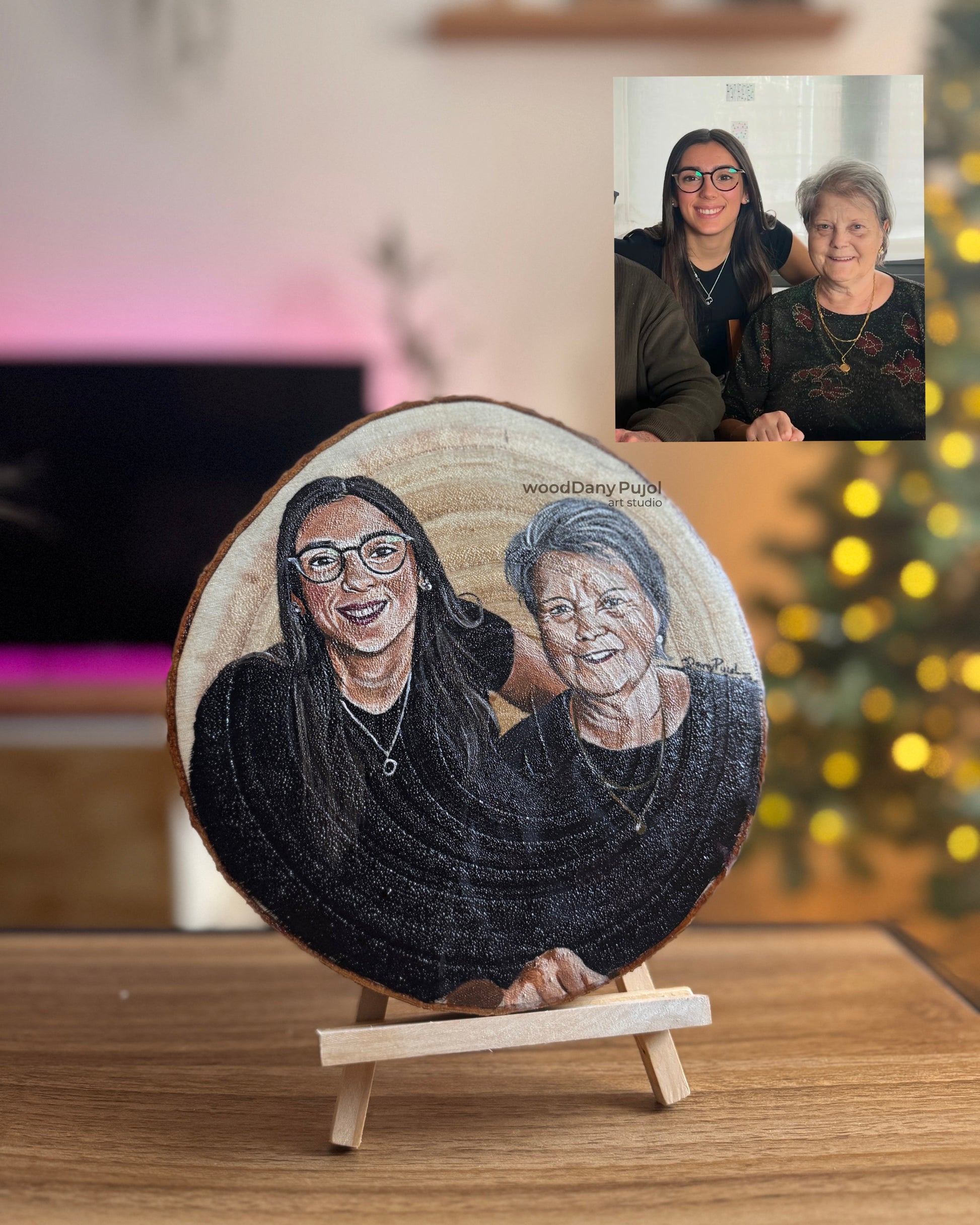 Comparación entre foto original y retrato personalizado pintado a mano sobre madera por Dany Pujol
