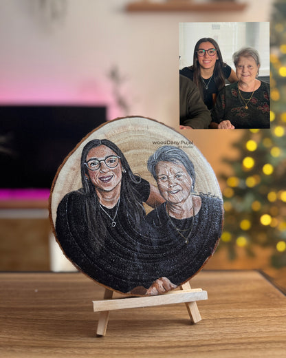Comparación entre foto original y retrato personalizado pintado a mano sobre madera por Dany Pujol