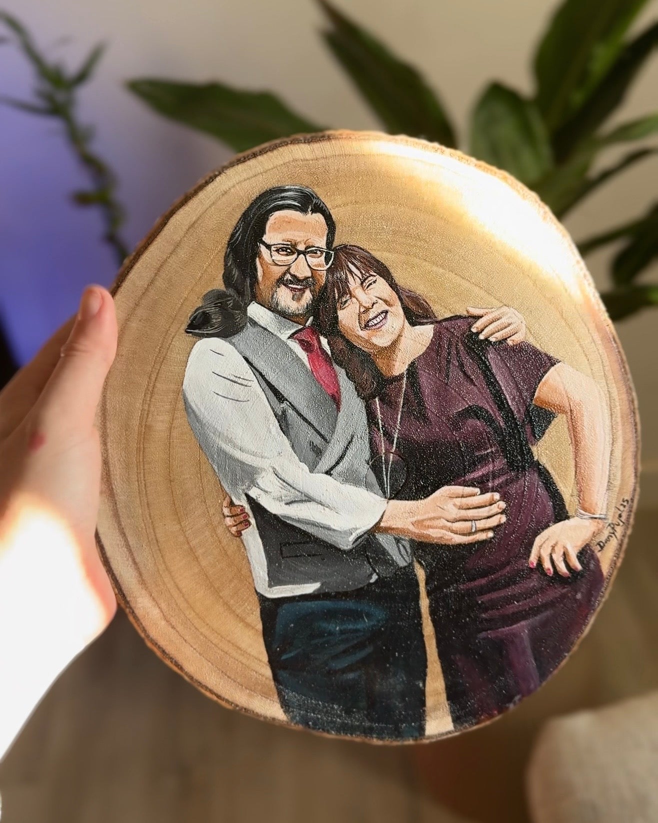 Recuerdo familiar pintado a mano sobre rodaja de madera por la artista Dany Pujol