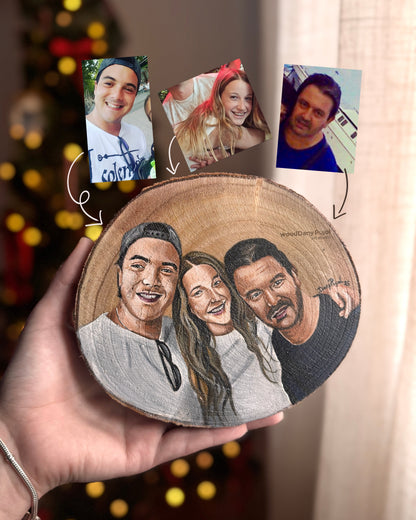 Comparación entre foto original y retrato personalizado pintado a mano sobre madera por Dany Pujol

