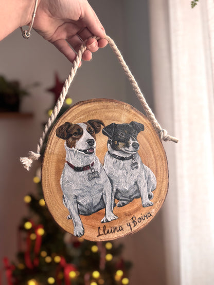 Retrato de mascotas pintado a mano sobre rodaja de madera por la artista Dany Pujol
