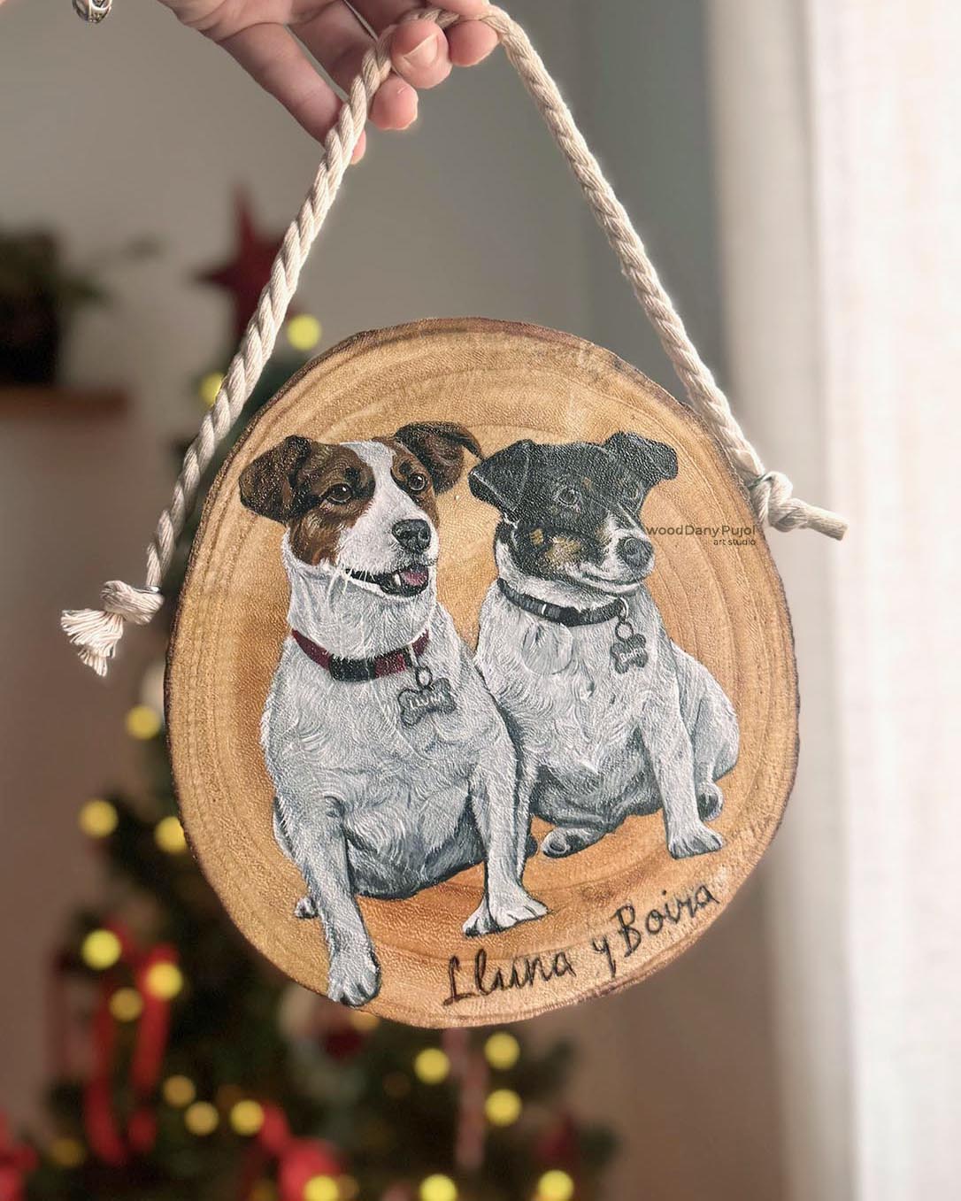 Retrato de mascotas pintado a mano sobre rodaja de madera por la artista Dany Pujol
